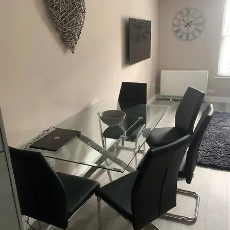 Newly Converted 3 Bedroom In * 울버스톤