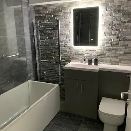 Newly Converted 3 Bedroom In 아파트 울버스톤